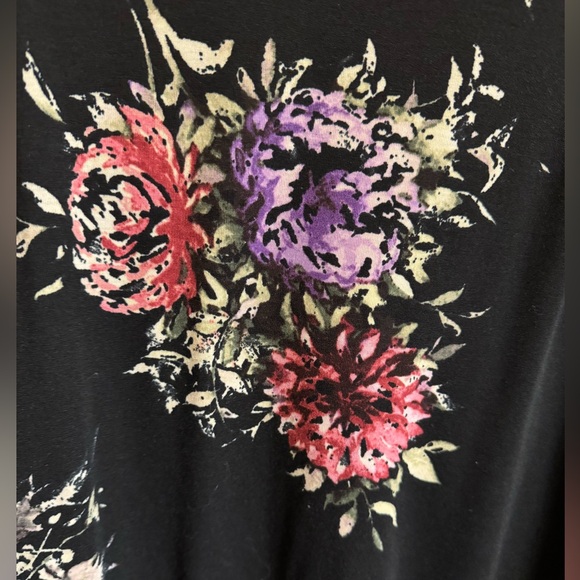 Excellent used condition size 2X LuLaRoe floral print top on black background - Picture 6 of 8